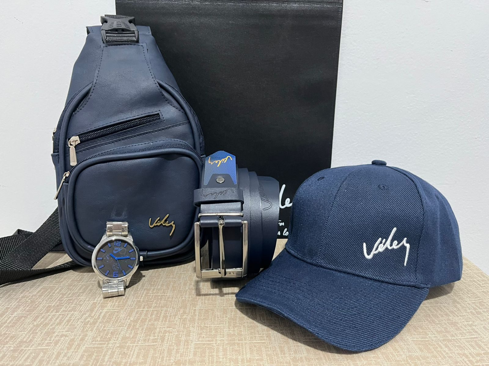 Kit Pechero Gorra Correa Reloj Bolsa