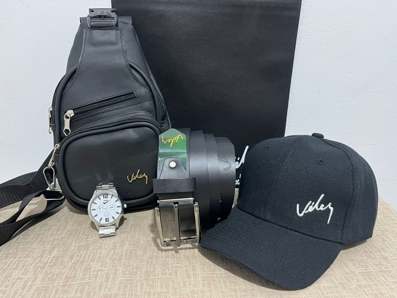 Kit Pechero Gorra Correa Reloj Bolsa 3