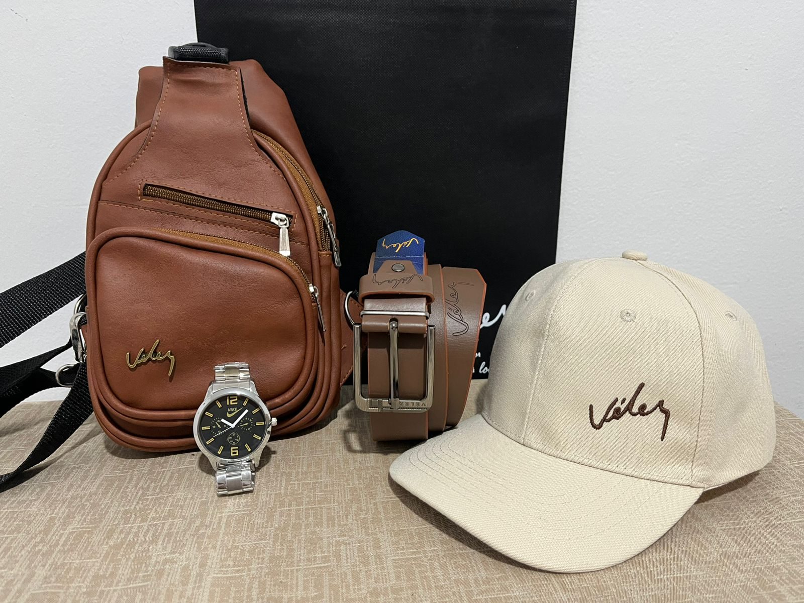 Kit Pechero Gorra Correa Reloj Bolsa 4